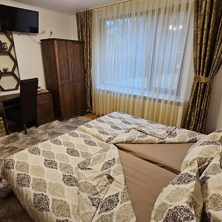 Hills - с храна Casa de hóspedes 3*