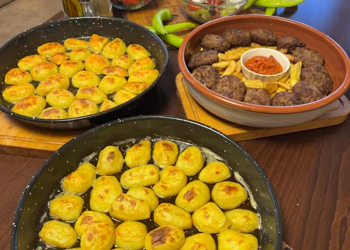 Hills - сърница Къща за гости 3*